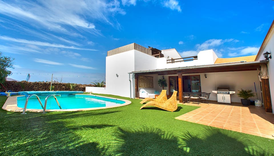 Luxury villa with heated pool (28°) & jacuzzi