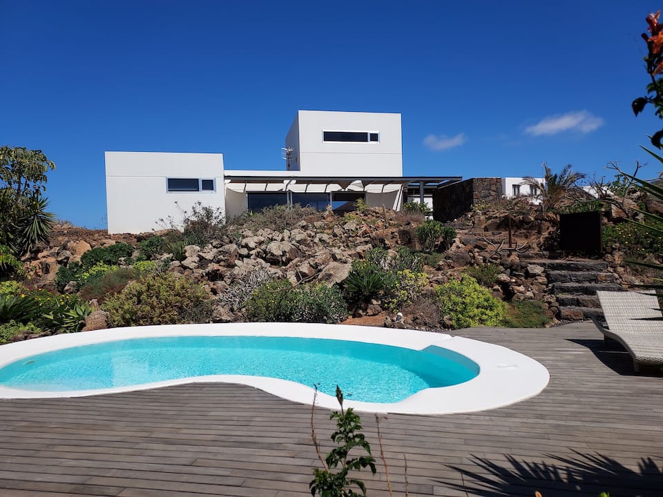 La Bombonera · villa with pool